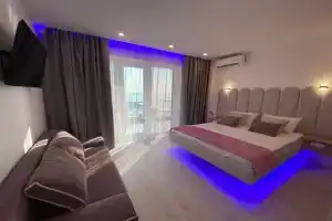 Tryohmestnyy nomer lyuks s vidom na more Apartments, Berdyansk