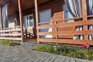 Tryohmestnyy nomer standart Apartments, Kinghi