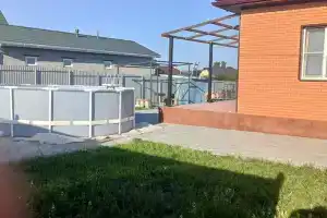 Tryohkomnatnyy novyy kottedzh v cherte goroda s basseynom Cottage, Stary Oskol