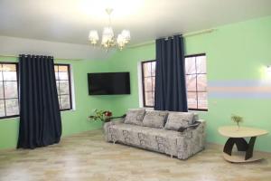 4h-mestnyy Delyuks (2vzr+2detey) bez balkona Apartments, Lazarevskoye