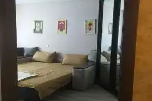 Bolshaya dvuhkomnatnaya vozle Nahimovskogo uchilishcha Apartments, Mariupol