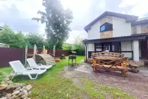 Kottedzh s 6 spalnyami v gorode ryadom s metro Cottage