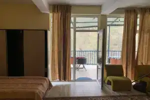 Chetyryohmestnyy nomer uluchshennyy s vidom na gory Apartments, Dilijan