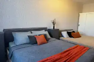 Prostornaya, svezhaya dlya 6-8 chelovek Apartments