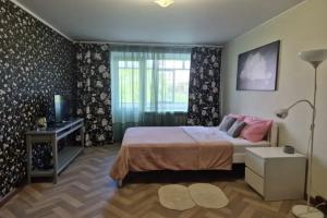 s vidom na gory v uyutnom zelenom dvorike Apartments, Novorossijsk