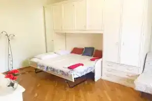 Tryohmestnyy nomer polulyuks Apartments, Lazarevskoye