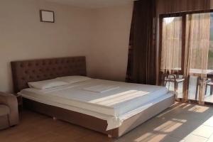 Tryohmestnyy nomer s sobstvennoy vannoy komnatoy Apartments, Alakhadzi