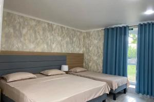 Tryohmestnyy nomer standart s vidom na more Apartments, Izbarbash