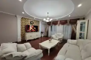 Lyuks s 1 spalney v tsentrea Apartments, Donetsk