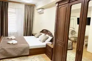 Dvuhmestnyy nomer s 1 krovatyu uluchshennyy s vidom na gorod Apartments, Derbent