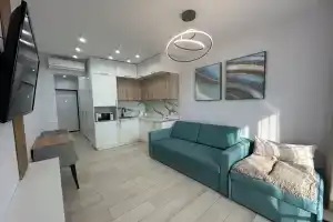 Dvuhmestnyy s 1 krovatyu delyuks studio s balkonom, Ashe