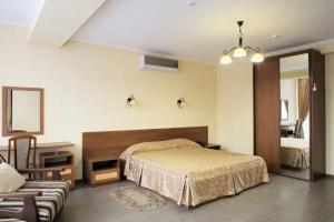 Chetyryohmestnyy nomer standart s vidom na gory Apartments, Lazarevskoye