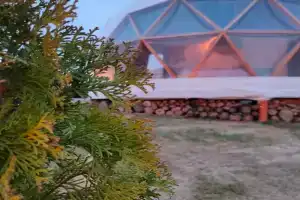 Uyutnyy geokupol Cottage