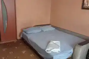 Uyutnaya chistaya v spalnom rayone Apartments, Mariupol