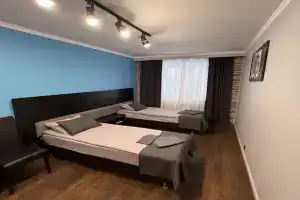 Chetyryohmestnyy nomer s oknom 1 Apartments, Frjasino
