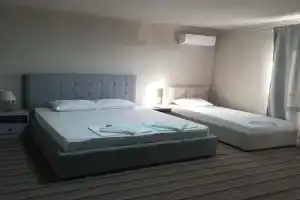 Tryohmestnyy nomer uluchshennyy Apartments, Kinghi