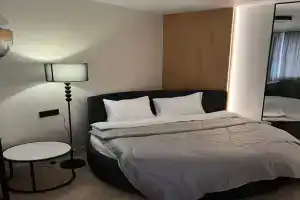 Chetyrehmestnyy nomer s krugloy krovatyu Apartments, Chizhevichi