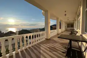 2-h mestnyy nomer s balkonom terrasoy Apartments, Lazarevskoye