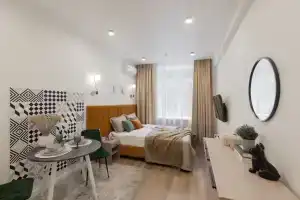 Uyutnyy dvuhmestnyy nomer v otele Rizhskiy Praym, Moscow