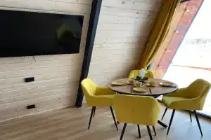 Treugolnyy dom A-freym s panoramnymi oknami Kosmos Cottage, Krasnoyarsk