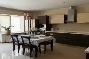 Dom s sadom v tsentre ryadom s naberezhnoy Cottage