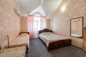 Tryohmestnyy nomer s balkonom vid na dvor Apartments, Lazarevskoye