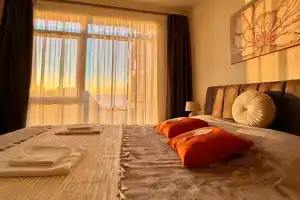 ~ Solnechnyy apartament v White Sails s basseynom i parkovkoy ~