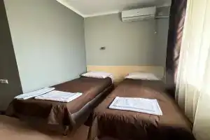 Dvuhmestnyy nomer s 2 otdelnymi krovatyami standart Apartments, Mariupol