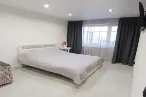 Uyutnaya svetlaya v tsentre Apartments, Kurgan