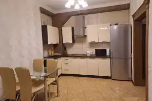 Uyutnaya, teplaya dlya priyatnogo otdyha v tihom rayone goroda Apartments, Mariupol