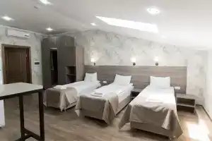 Tryohmestnyy nomer Apartamenty, Machara