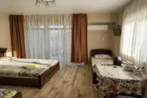 Chetyryohmestnyy nomer standart s vidom na more Apartments, Lazarevskoye