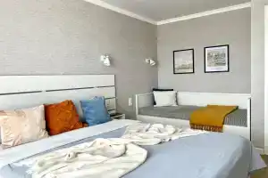 Stilnyy belosnezhnyy apartament v tsentre goroda, beskontaktnyy zaezd