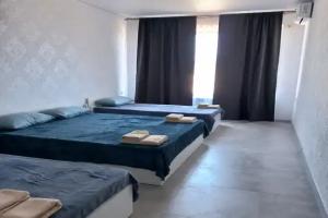 Semeynyy nomer uluchshennyy s vidom na more Apartments, Izbarbash