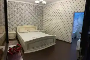Tryohmestnyy nomer Dvuhkomnatnyy nomer s vidom na basseyn i gory Apartments, Novyjj Afon
