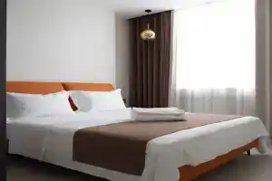 Uyutnyy nomer s 2 spalnyami i barom, s vidom vo dvor Apartments, Batumi