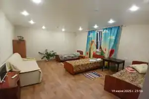 Komnata v kottedzhe s tremya spalnymi mestami, okna na zapad 2 etazh Apartments, Gryazovets