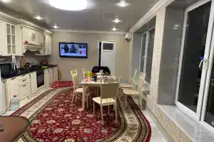 Uyutnaya dacha na beregu morya Cottage