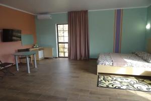 Lyuks dlya 4h chelovek s balkonom Apartments, Lazarevskoye