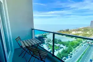 Dvuhkomnatnyy apartament s voshititelnym vidom na park i more, Batumi
