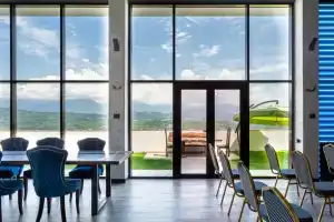 Pomeste s basseynom i bannym kompleksom Cottage, Adler