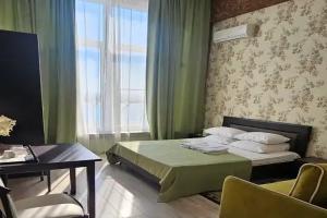 Tryohmestnyy nomer uluchshennyy s vidom na more Apartments, Lazarevskoye