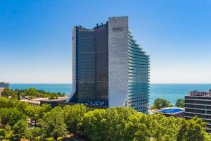 Apartamenty Karat (Hyatt) s 2 spalnyami i vidom na more, Sochi
