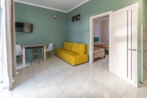 Semeynyy nomer apartament, Alakhadzi