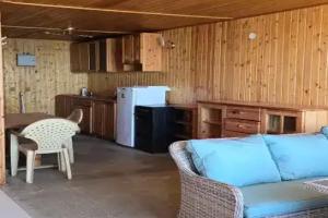 Elling Lastochka na beregu morya ryadom s vokzalom