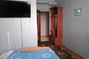 Dvuhmestnyy nomer s 1 krovatyu ekonom Apartments, Kirillov