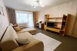 Bolshaya 2-komnatnaya s bolshoy kuhney, ryadom ozero Apartments, Petrozavodsk