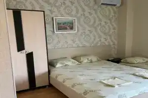 Tryohmestnyy nomer standart s vidom na more Apartments, Lazarevskoye