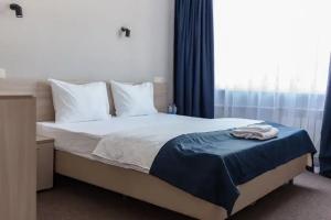 Dvuhmestnyy nomer s 1 krovatyu uluchshennyy Apartments, Mariupol