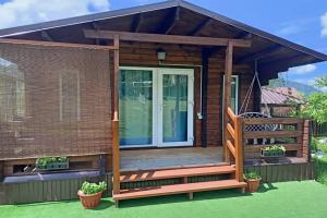 Chetyrehmestnyy uyutnyy s vidom na gory no9 Guest house, Nizhnekayancha